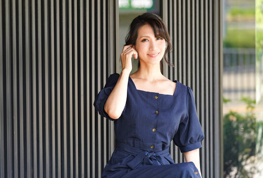 ノーパン待合せ屋外で◯◯！変態スレンダー美女の潮吹きが止まらない！